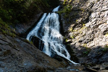 Romanya 'nın Cluj İlçesi Valea Stanciului üzerinde yer alan Rachitele Şelalesi de Gelinin Peçesi Şelalesi olarak bilinir..
