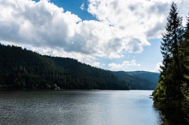 Belis Fantanele Gölü 'yle manzara, Gilaului Dağları' ndan yapay birikim gölü, Cluj County. Romanya.