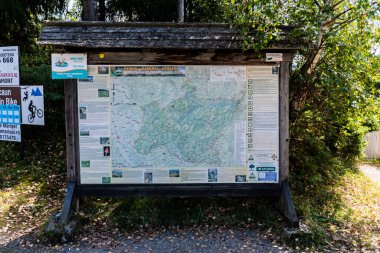 CLUJ, ROMANIA - EYLÜL 06, 2021: çeşitli yürüyüş güzergahları haritası. Turistler için rota işaretlemesi.