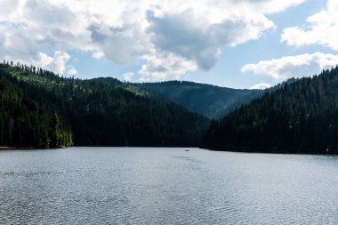 Belis Fantanele Gölü 'yle manzara, Gilaului Dağları' ndan yapay birikim gölü, Cluj County. Romanya.