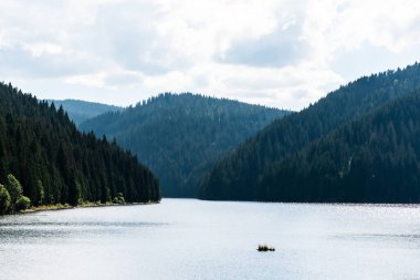 Belis Fantanele Gölü 'yle manzara, Gilaului Dağları' ndan yapay birikim gölü, Cluj County. Romanya.