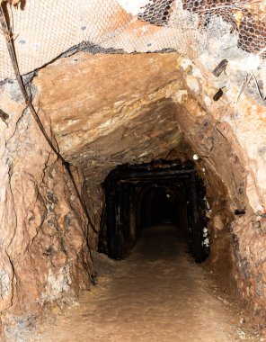 Farcu Madeni, Apuseni Dağları 'ndaki tünel, Bihor County, Romanya.
