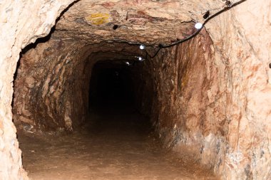 Farcu Madeni, Apuseni Dağları, Bihor İlçesi, Romanya 'da aydınlık tünel.