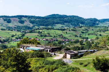 Rosia komünü, Farcu madeninin önünden görüldü. Apuseni dağları, Bihor ilçesi, Romanya.