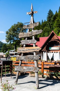 ALBA, ROMANIA - EPTEMBER 08, 2021: çeşitli yürüyüş güzergahları ile işaret direği. Turistler için rota işaretlemesi.