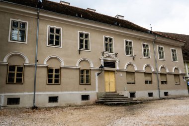 BRASOV, ROMANIA - 23 EYLÜL 2021: Honterus Court Caddesi 'ndeki Black Kilisesi' nin yanındaki binanın dışı.