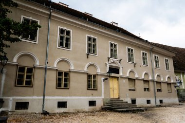 Honterus Court Caddesi 'ndeki Black Kilisesi' nin yanında bir binanın dışında. Brasov, Romanya.