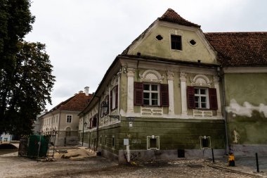 BRASOV, ROMANIA - 23 Eylül 2021: Hans Benkner ve Honterus adliyesi arasında, Siyah kilisenin yakınındaki bir evin dış cephesi.