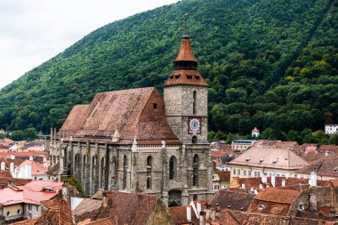 Brasov kasabası, Siyahi kilisesi ve Romanya 'nın Tampa dağı üzerindeki hava manzarası.