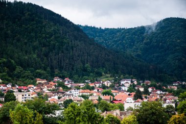 Brasov kasabası ve Romanya 'nın Tampa dağı üzerindeki hava manzarası.