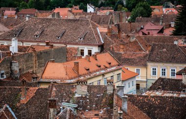 BRASOV, ROMANIA - 23 Eylül 2021: Brasov kasabası üzerindeki hava manzarası.