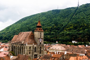 Brasov kasabası, Siyahi kilisesi ve Romanya 'nın Tampa dağı üzerindeki hava manzarası.