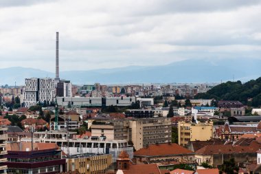 BRASOV, ROMANIA - 23 Eylül 2021: Brasov kasabası üzerindeki hava manzarası.