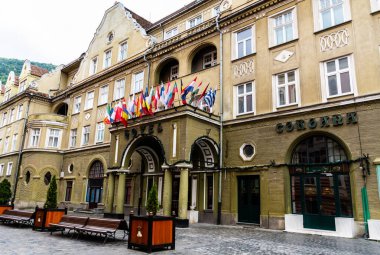 BRASOV, ROMANIA - 23 Eylül 2021: Coroana, Republicii caddesinde 2 yıldızlı otel, kasabanın tarihi merkezi.