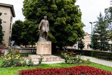 BRASOV, ROMANIA - 23 Eylül 2021: Sica Alexandrescu Dramatik Tiyatrosu yakınlarındaki Andrei Muresanu heykeli.