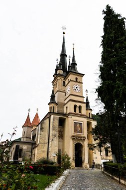 BRASOV, ROMANIA - 24 Eylül 2021: St Nicholas Kilisesi, Birinci Rumen Okulu