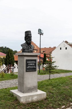 BRASOV, ROMANIA - 24 Eylül 2021: Coresi Diyakozu Heykeli St Nicholas Kilisesi, Birinci Rumen Okulu.