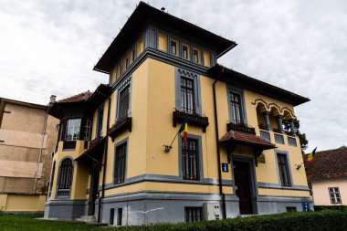 BRASOV, ROMANIA - 24 Eylül 2021: Schei ve yaşlı Brasov ve Turizm Bilgi Merkezi Schei kapısı.