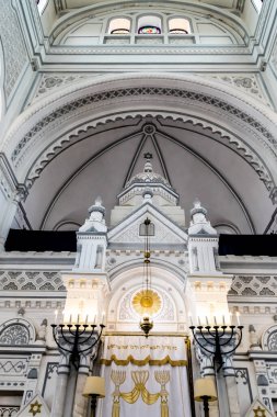 BRASOV, ROMANIA - 24 Eylül 2021: Beth Israel Sinagogu, Brasov, neolojik Sinagog.