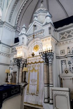 BRASOV, ROMANIA - 24 Eylül 2021: Beth Israel Sinagogu, Brasov, neolojik Sinagog.