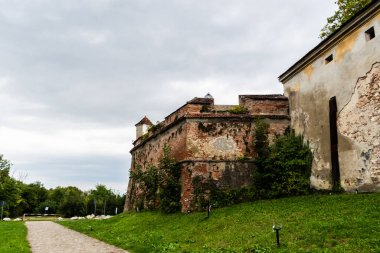 Tepe Kalesi - Cetuia de pe Straj, ortaçağ tahkimatı. Brasov, Romanya.