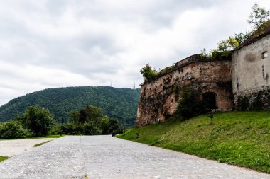 Tepe Kalesi - Cetuia de pe Straj, ortaçağ tahkimatı. Brasov, Romanya.