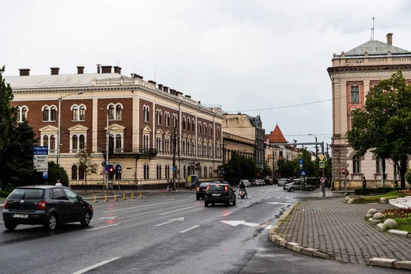 CLUJ, ROMANIA - 28 Temmuz 2021: Avram lancu Meydanı ile kesişen Kahramanlar Bulvarı.