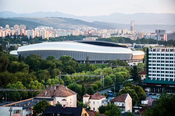 CLUJ, ROMANIA - 28 Temmuz 2021: Cluj Arena stadyumu, Central Park ve Grand Hotel Napoca ile şehir üzerinde hava manzarası.