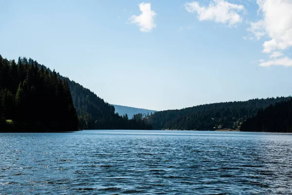 Belis Fantanele Gölü 'yle manzara, Gilaului Dağları' ndan yapay birikim gölü, Cluj County. Romanya.
