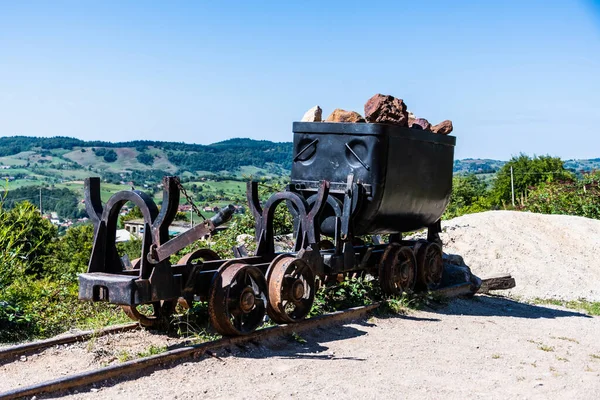 Βαγόνι Πέτρες Βωξίτη Μπροστά Από Ορυχείο Φάρκου Apuseni Mountains Επαρχία — Φωτογραφία Αρχείου