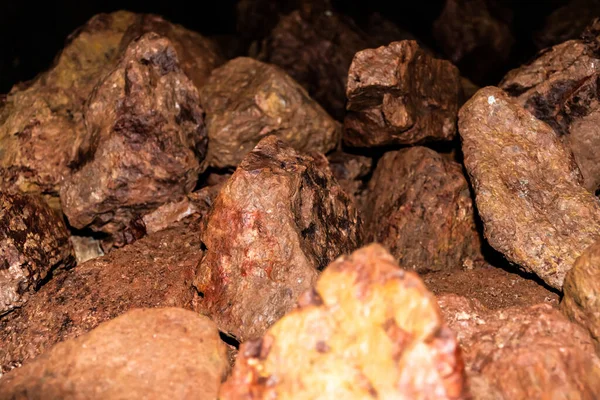 Bauxite mineral taşları. Dünyanın ana alüminyum ve galyum kaynağı..