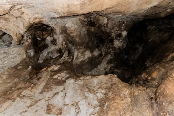 Печера Йонеле Піта Поарта Люй Іонеле Гарда Сус Комуна Джудеул — стокове фото