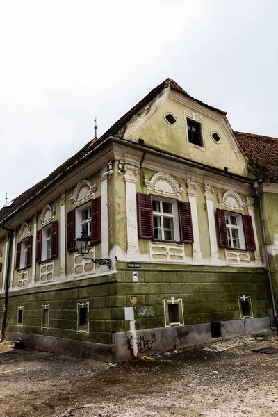 在黑色教堂附近的一座房子的外面 在汉斯 本克纳和洪特鲁斯之间的街道中间 罗马尼亚布拉索夫 — 图库照片