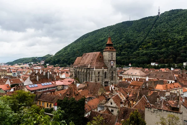 Brasov kasabası, Siyahi kilisesi ve Romanya 'nın Tampa dağı üzerindeki hava manzarası.