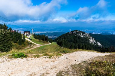 POIANA BRASOV, BRASOV, ROMANIA - 25 Eylül 2021: Yager dağ evi, gondol, teleferik ve Kırmızı Yol (Drumul Rosu) manzarası. Postavaru.