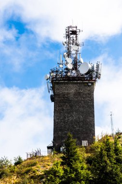 Telekomünikasyon kulesi, Postavaru tepesindeki radyo rölesi, Brüksel Brasov, Romanya.
