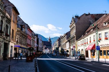BRASOV, ROMANIA - 26 Eylül 2021: Muresenilor Caddesi (Strada Muresenilor), Brasov şehrinin tarihi merkezi.