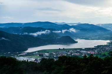 Pietricica dağından Piatra Neamt kasabasının manzarası. Romanya.