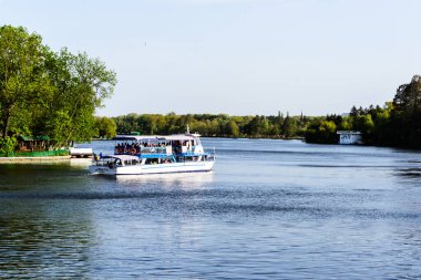 BUCHAREST, ROMANIA - 2 Mayıs 2021 Herastrau Gölü 'nde tekne gezisi.