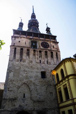 Saat Kulesi, Sighisoara 'nın sembolü ve Mures' teki en ilginç manzaralardan biri. Romanya.