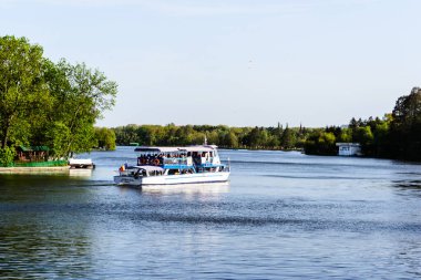BUCHAREST, ROMANIA - 2 Mayıs 2021: Herastrau Gölü 'ndeki gemiyle turistik göl gezisi.