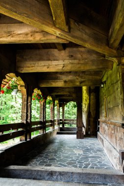 Çeşitli geleneksel motiflerle oyulmuş Peri kilisesinin verandası, Sapanta, Maramures, Romanya.