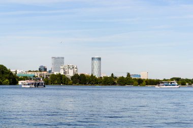 BUCHAREST, ROMANIA - 23 Mayıs 2021: Herastrau Gölü 'ndeki tekne manzarası ve arka plandaki ofis binaları.