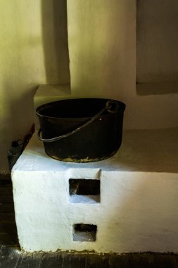 Eski dökme demir kazan, kurumla kirlenmiş. Suceava, Romanya.
