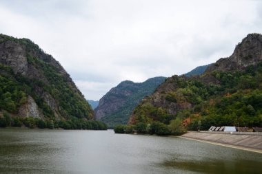 Dağların arasındaki Olt Nehri vadisiyle manzara.