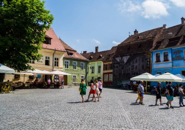 SIGHISOARA, ROMANIA - 19 Haziran 2019: Sighisoara şehir merkezi, ortaçağ kasabası, Drakula 'nın doğduğu yer.