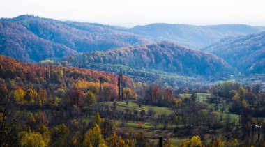 Bustenari köyü tepelerinin manzarası, Prahova, Romanya.