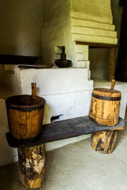 SUCEAVA, ROMANIA - 21 Haziran 2019: Bucovina Köy Müzesi veya Ulusal Bukovina Müzesi 'nde Rustik nesneler.