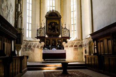 SIGHISOARA, ROMANIA - 17 Haziran 2019: Gotik tarzda inşa edilmiş kentin en değerli mimari anıtı olarak kabul edilen tepe kilisesinin içi.