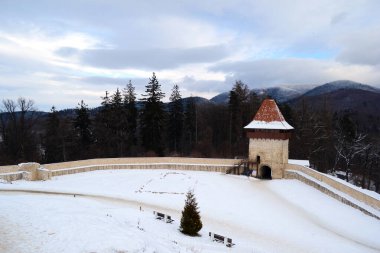 Bir kış günü Rasnov Kalesi, Transilvanya, Romanya.